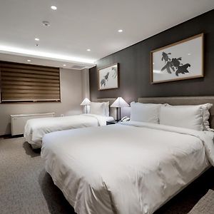 Deluxe Triple Room No View